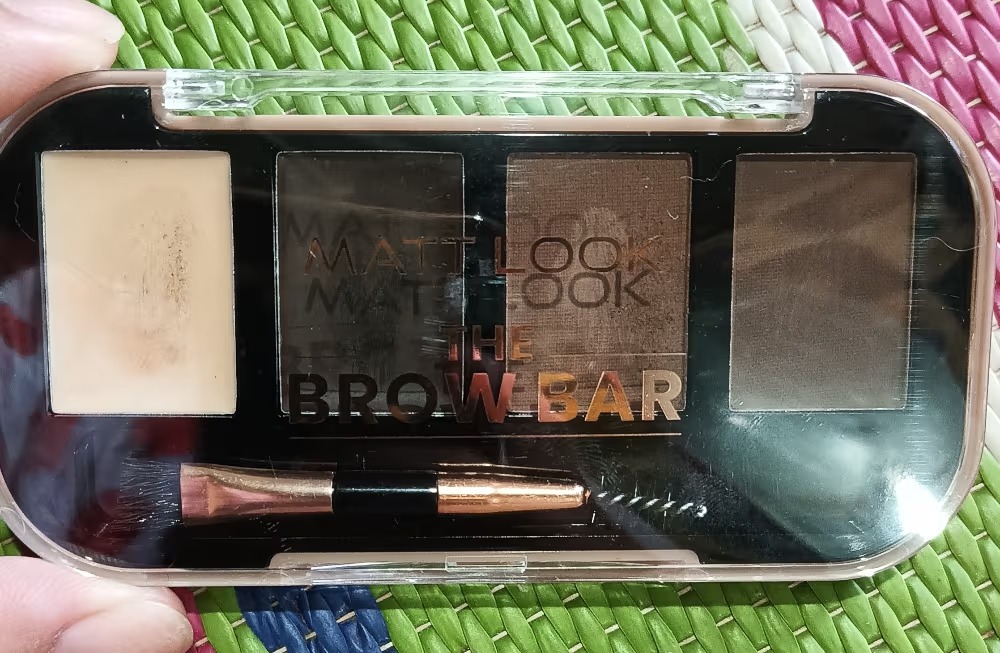 Matt look The Brow Bar Eyebrow Enhancer EYEBROW PALETTE